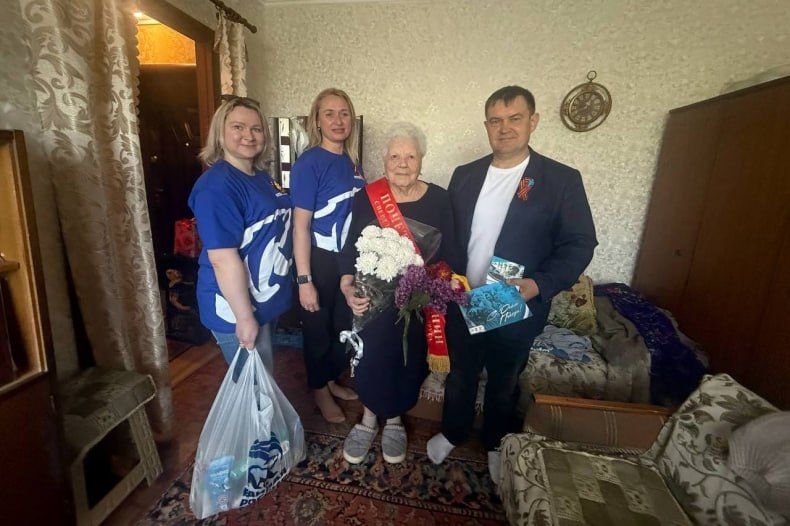 В преддверии Дня Победы заместитель Председателя Народного Совета ЛНР Андрей Сопельник, заместитель Председателя Совета Свердловского муниципального округа ЛНР Светлана Кришталь и исполнительный секретарь Свердловского...