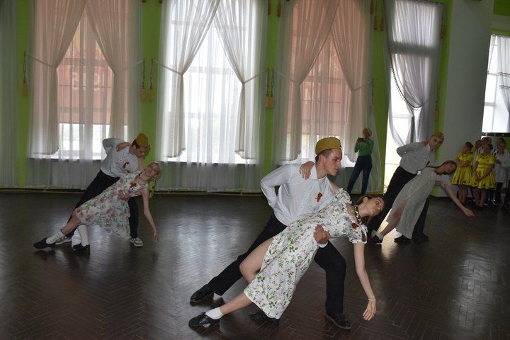 80 пар в танце – 80 лет Великой Победы: В Брянке станцевали «Вальс Победы»