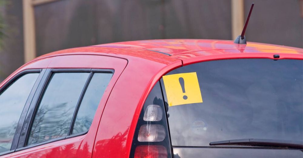 Сколько нужно ездить со знаком «начинающий водитель» по закону?