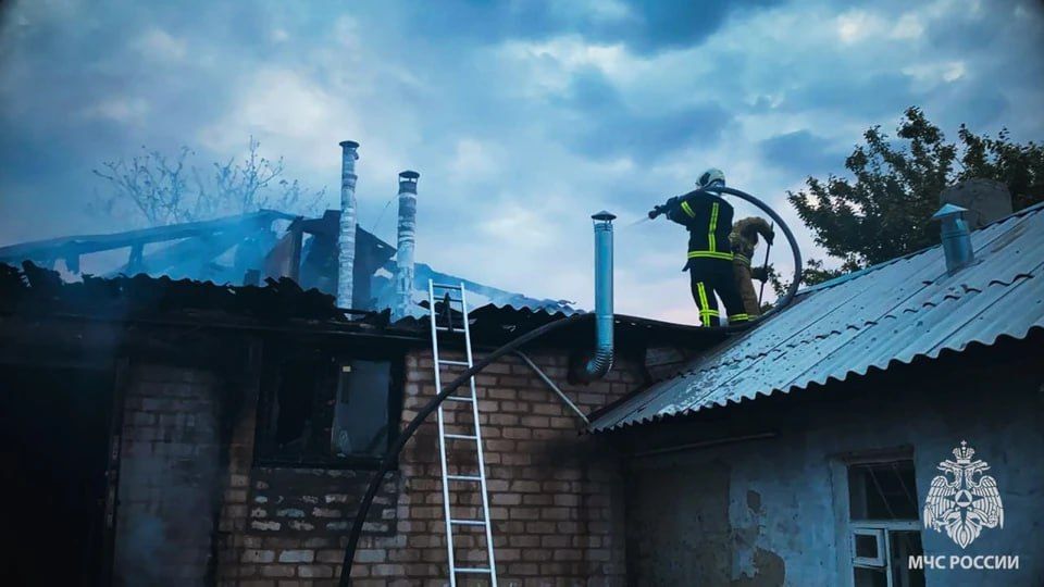 В Старобельске сотрудники МЧС спасли дом от пожара