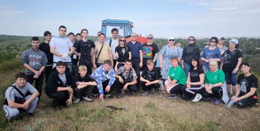 Работники и студенты Лутугинского колледжа благоустроили памятное место