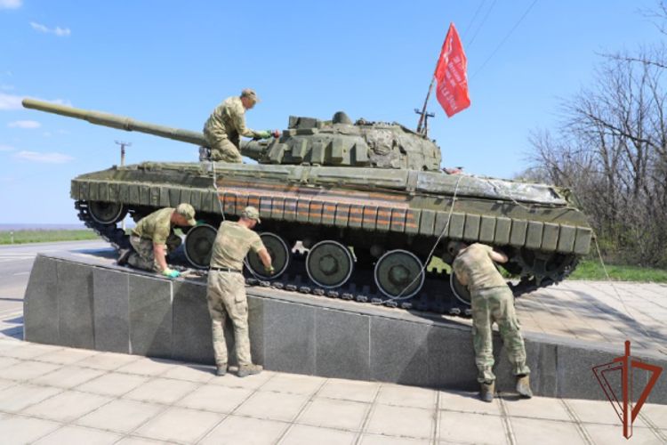 Военнослужащие Росгвардии и сотрудники Управления ФСБ России участвуют в восстановлении памятников защитникам Отечества (видео)