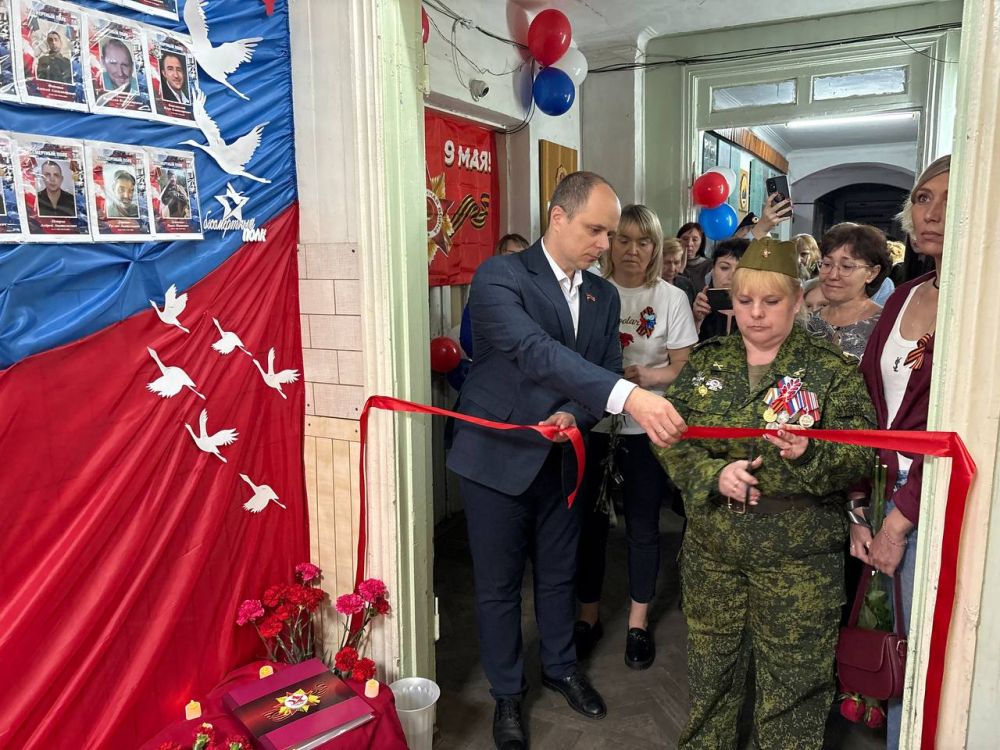 Сергей Соловьев: В преддверии великого праздника – Дня Победы - вместе с председателем ТИК города Красный Луч Анной Малаховой-Антоненко принял участие в открытии Стены памяти в филиале фонда «Защитники Отечества»