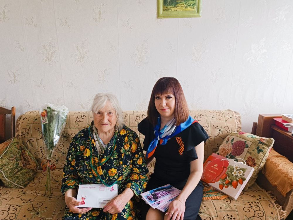 Накануне празднования 80-летия Победы в Великой Отечественной войне активисты Северодонецкого местного отделения партии "ЕДИНАЯ РОССИЯ" имели честь поздравить ветерана Брагину Валентину Прокопьевну