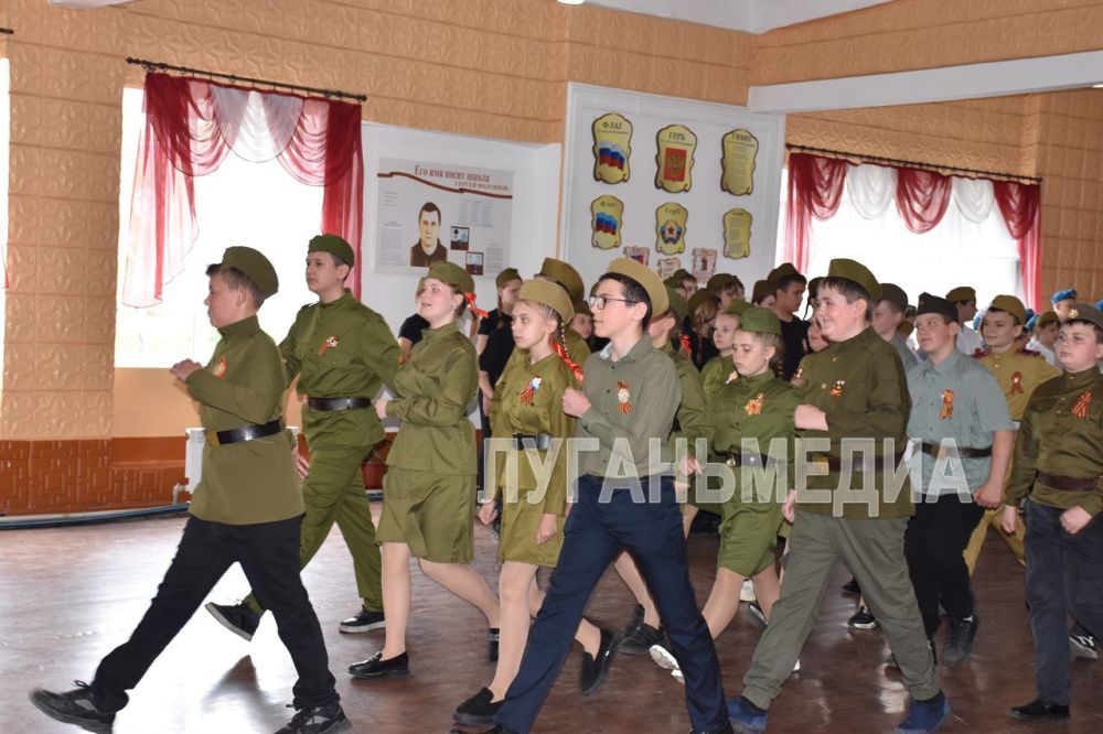 В Ровеньковской школе № 8 им. С. В. Полуянова в преддверии празднования 80-й годовщины Великой Победы в Великой Отечественной войне прошел реконструированный парад Победы