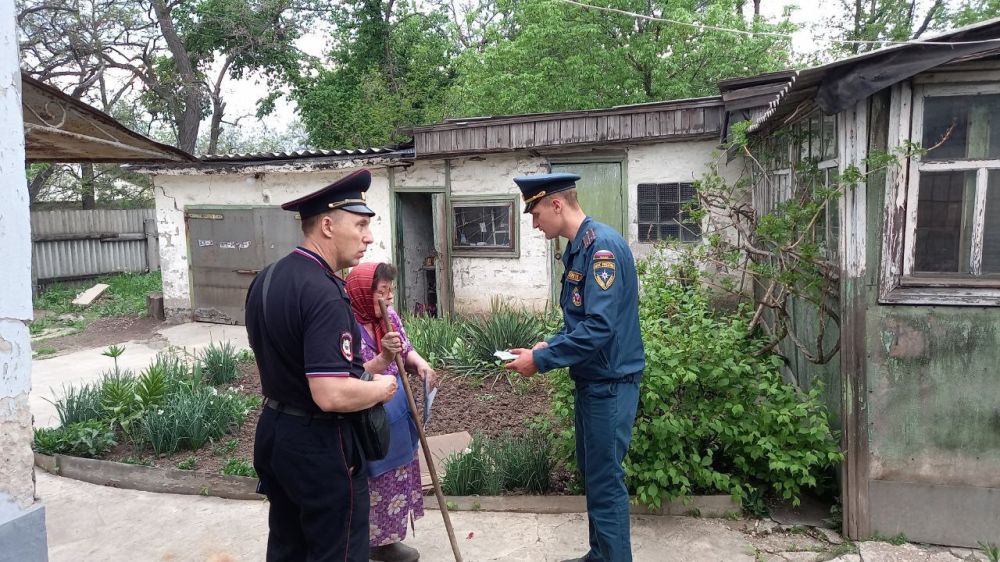 Инспекторы ГПН совместно с сотрудником полиции проводят рейды по выявлению нарушителей требований пожарной безопасности в период действия особого противопожарного режима