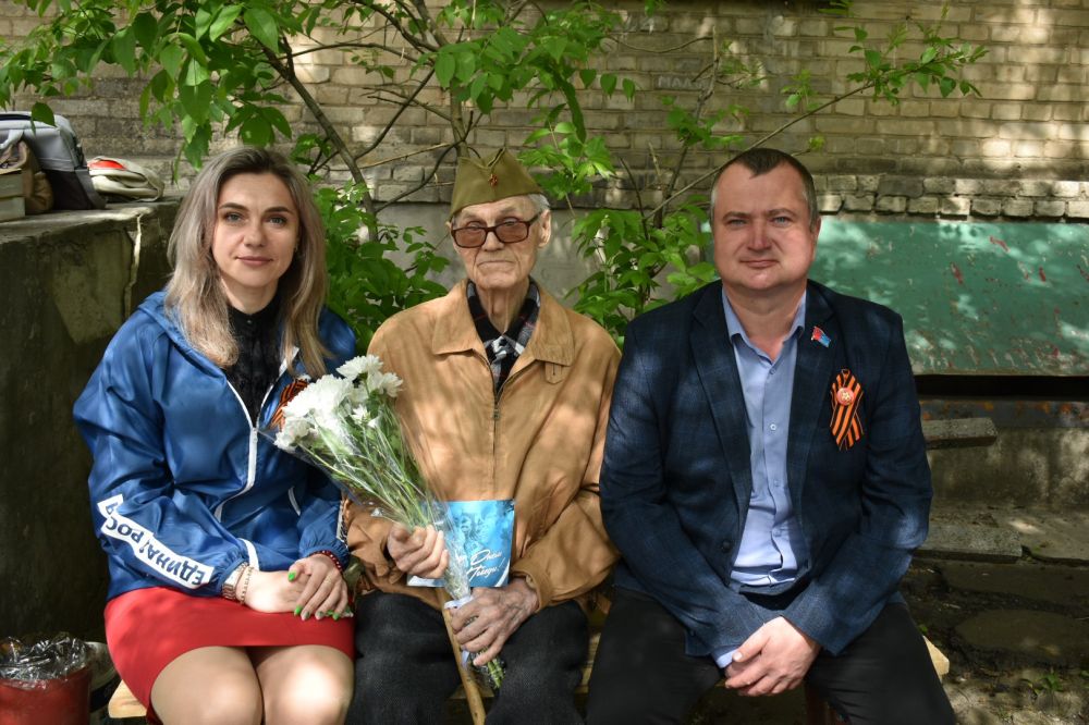 Стахановские единороссы поздравили участника ВОв с наступающим Днем Победы