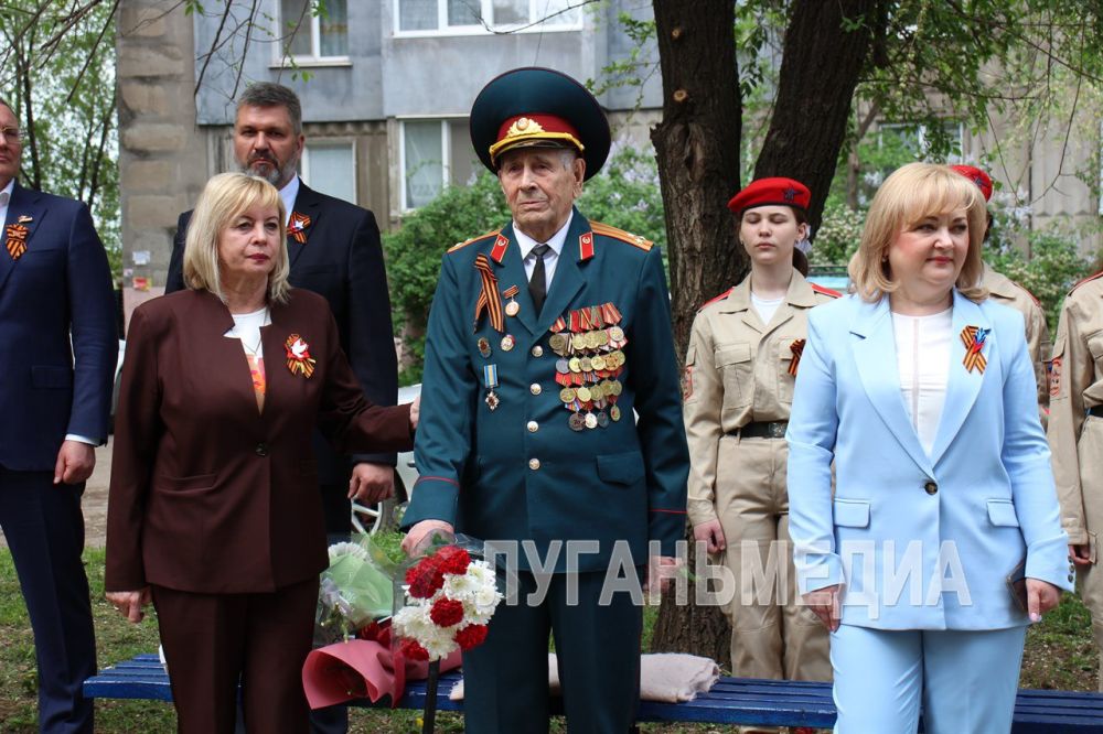В канун Дня Победы в Алчевске с приближающимся праздником поздравили участника боевых действий, ветерана Великой Отечественной войны Василия Григорьевича Тимченко
