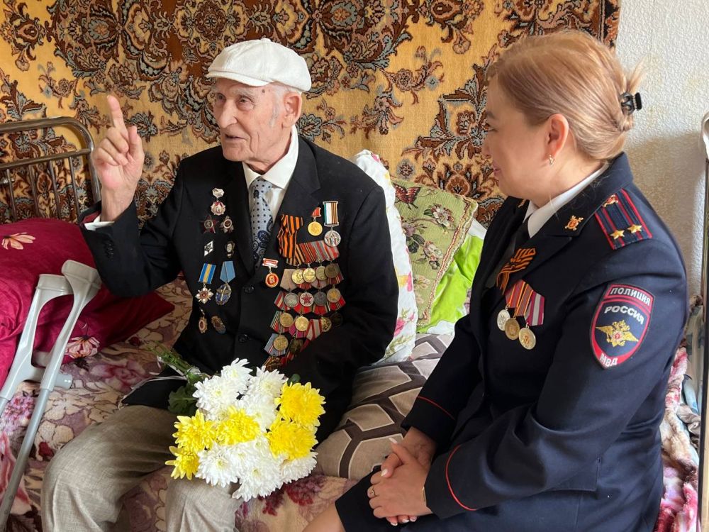 Луганские полицейские поздравили ветерана Великой Отечественной войны с наступающим Днём Победы