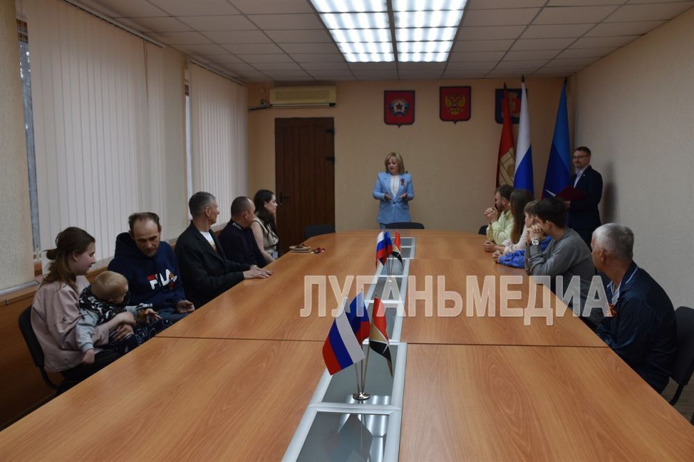 В малом зале Администрации Алчевска состоялась торжественная церемония вручения ключей от служебных квартир и жилья маневренного фонда в новостройке города