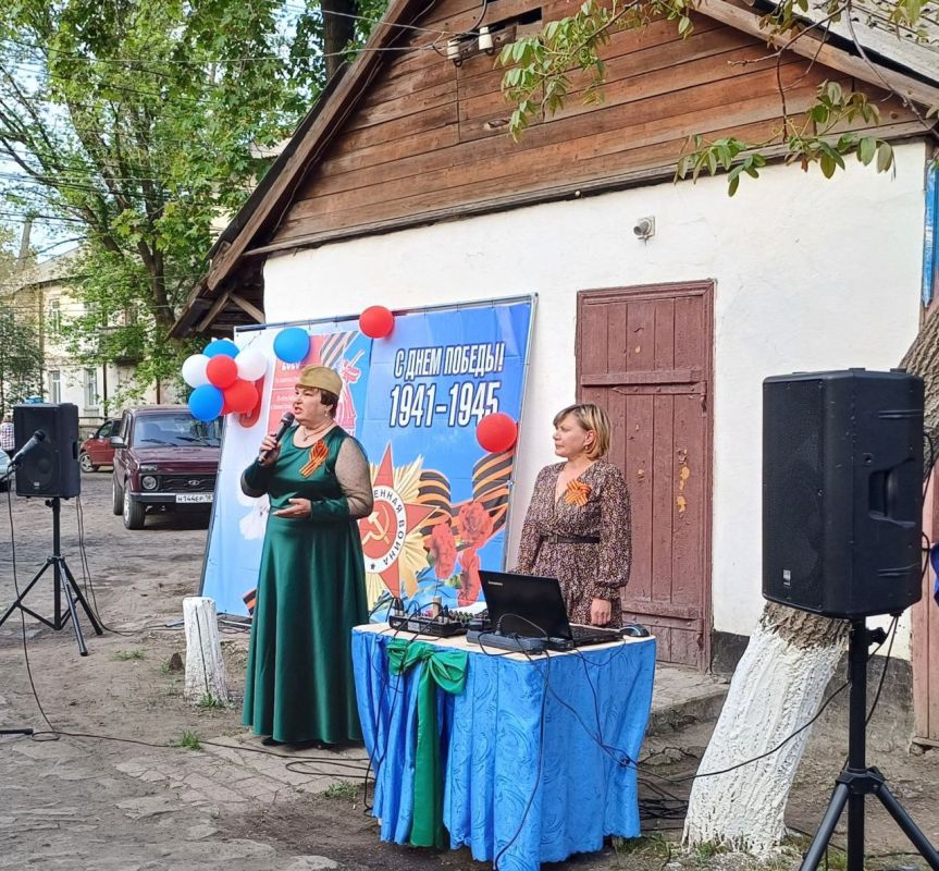 В преддверии празднования 80-летия Великой Победы в рамках Всероссийской акции "Поём двором" в посёлке Дзержинский во дворе по улице Герцена прошёл концерт: "А Победа на всех одна", собрав жителей разных возрастов чтобы...