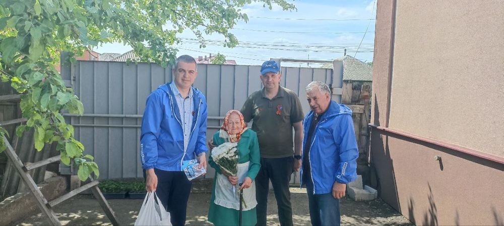 Олег Коваль: Совместно с депутатами Старобельского муниципального округа, в преддверии 80-летия Победы, поздравили ветеранов Великой Отечественной войны проживающих на территории округа