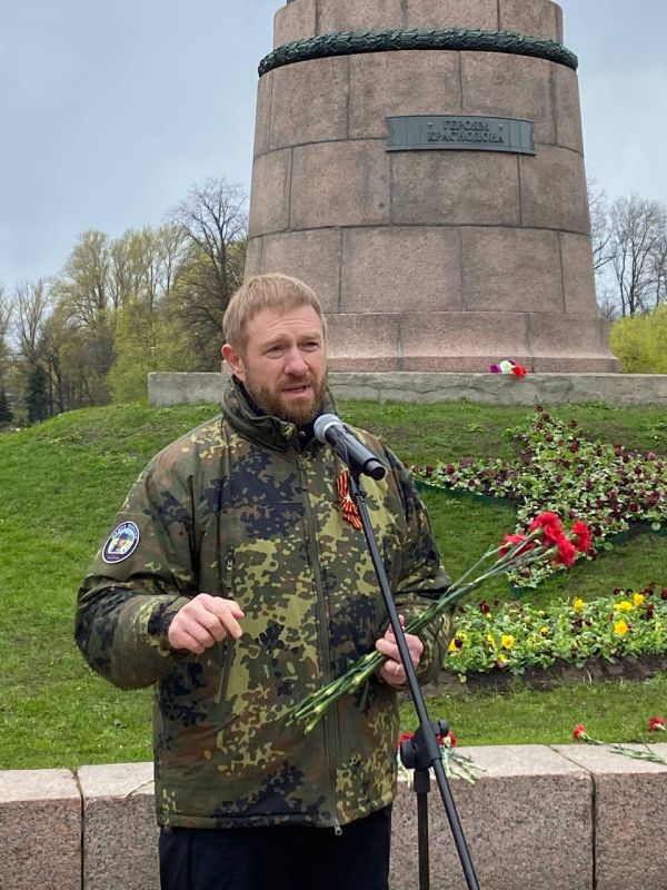 В дни празднования Великой Победы действующие и бывшие члены ОП РФ отдают дань памяти павшим воинам, посещая воинские захоронения и мемориалы по всей России
