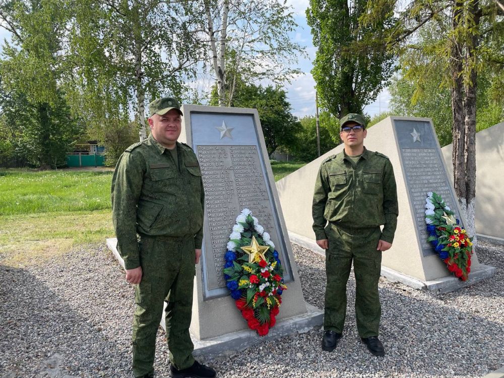 В Меловском районе офицеры высадили рябиновую аллею