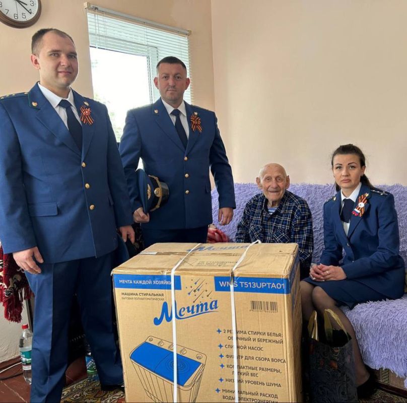 9. Коллектив прокуратуры по надзору за соблюдением законов в исправительных учреждениях Луганской Народной Республики в преддверии празднования Дня Победы в Великой Отечественной войне посетил 98 летнего ветерана Великой...