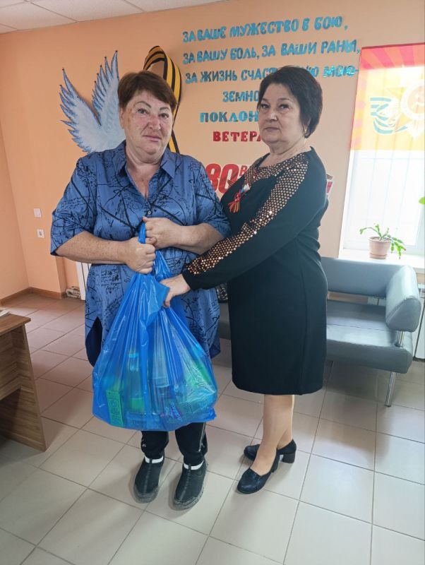 С Днём Великой Победы!. Нижнетепловский отдел жизнеобеспечения совместно с соцработником Ступаченко Л. Г. продолжает вручать помощь: