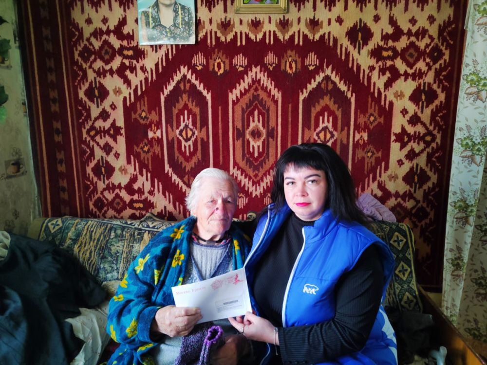 Активисты «ЕДИНОЙ РОССИИ» вручают поздравительное письма с Днем Победы труженикам тыла, трудовому фронту, членам семей погибших солдат