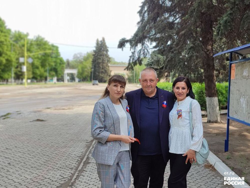 Кременские единороссы провели традиционную акцию по раздаче георгиевских ленточек