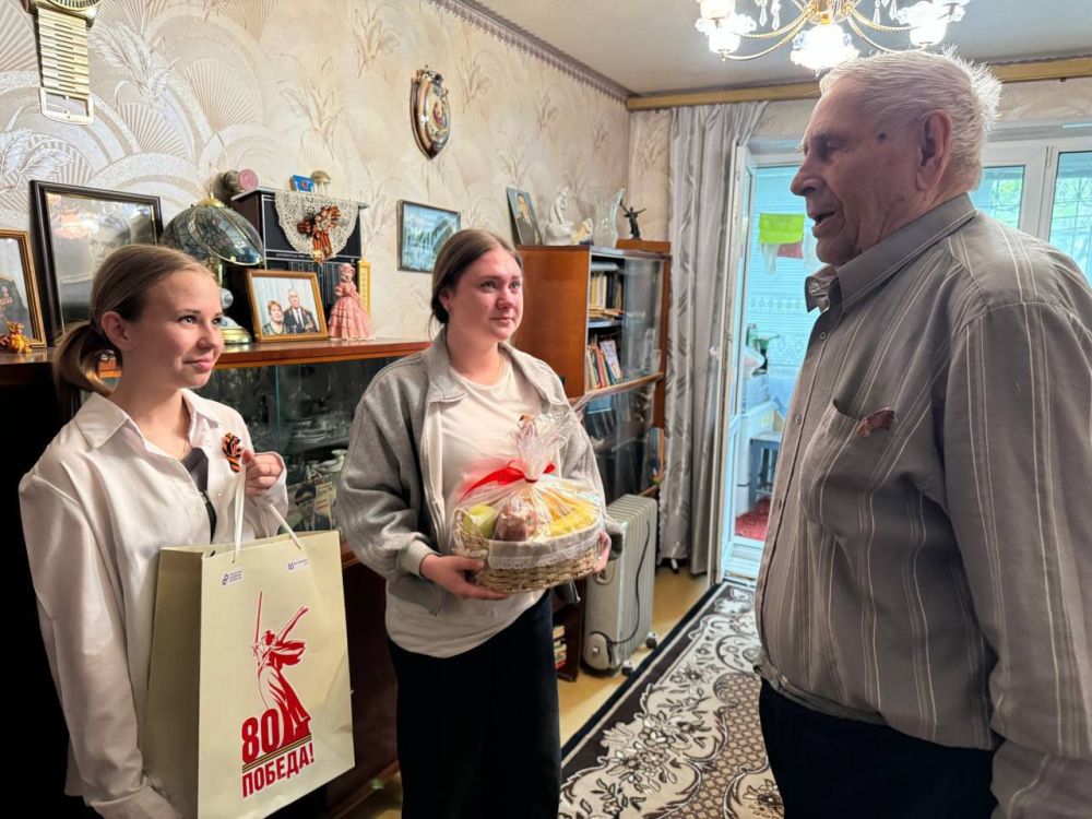 Алчевская молодежь поздравила ветеранов с наступающим Днем Победы