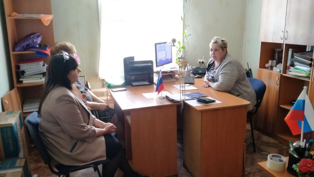 Начальники отделов жизнеобеспечения пгт Новодарьевка и пгт Михайловка провели рабочие совещания с руководителями общеобразовательных и культурных учреждений