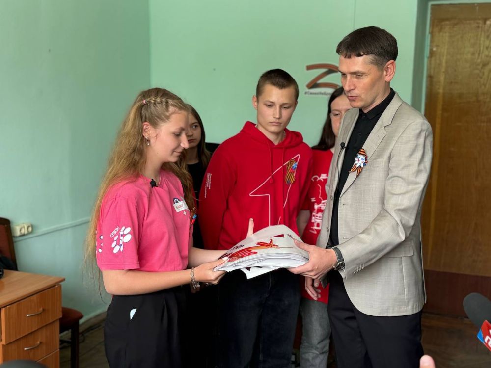 Администрация Главы ЛНР присоединилась к Всероссийской акции «Окна Победы»