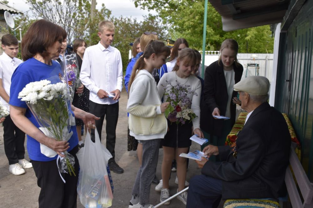 В преддверии 80-летия Дня Победы активисты партии «Единая Россия» и ОД «Волонтёры Победы» вместе с учениками ГБОУ «Курячевская ООШ» приняли участие в акции поздравление фронтовиков с Днем Победы, которая организована в...