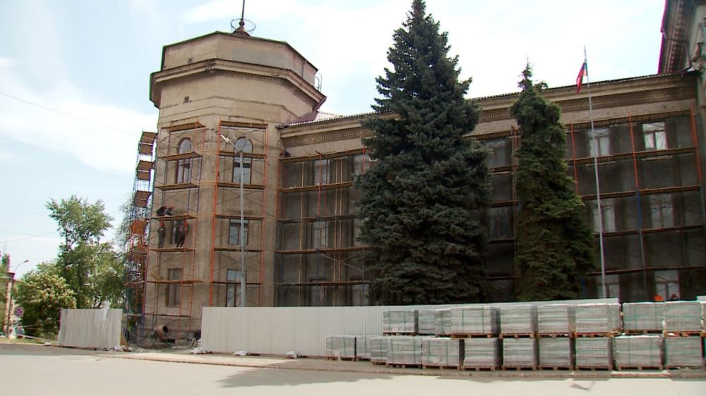 В Краснодоне продолжается капитальный ремонт фасада здания ДК им. «Молодой Гвардии»