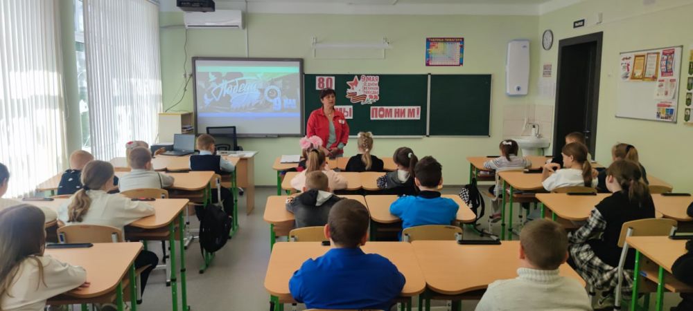 К празднованию 80-летия Великой Победы наши библиотекари провели урок памяти «Мальчишки ростом с винтовку» для учащихся младших классов школ № 17 и № 9. Мы рассказали ребятам о юных героях, чьи детские годы пришлись на...