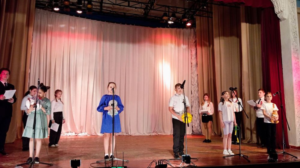 В рамках празднования 80 летия Победы в Великой Отечественной Войне в Доме культуры им. Горького пгт Ясеновский прошла литературно- музыкальная композиция «Гордимся и помним»