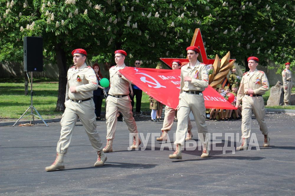 В Алчевске состоялась торжественная церемония поднятия Знамени Победы – главного символа всенародного праздника