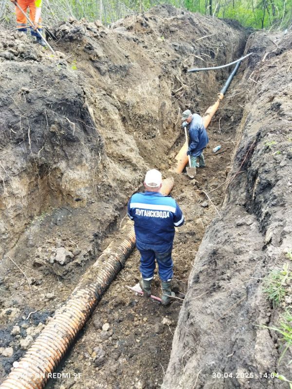 В Красном Луче специалисты «Луганскводы» заменили аварийный участок канализационного коллектора