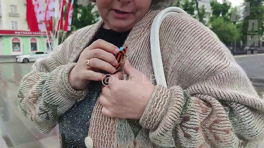 Луганская молодежь раздает жителями и гостям города Георгиевские ленточки, символизирующие мужество советских воинов, сражавшихся в Великой Отечественной войне