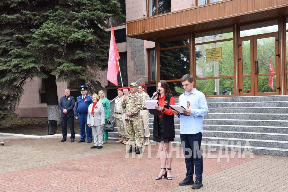 В Перевальске прошла торжественная церемония поднятия Знамени Победы