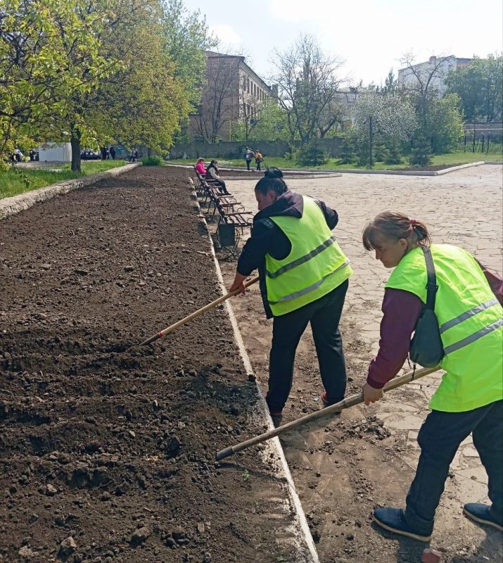 Работники МУП "Антрацитовское зеленое хозяйство" продолжают преображать наш любимый город, вкладывая в благоустройство все свои силы, умения и заботу