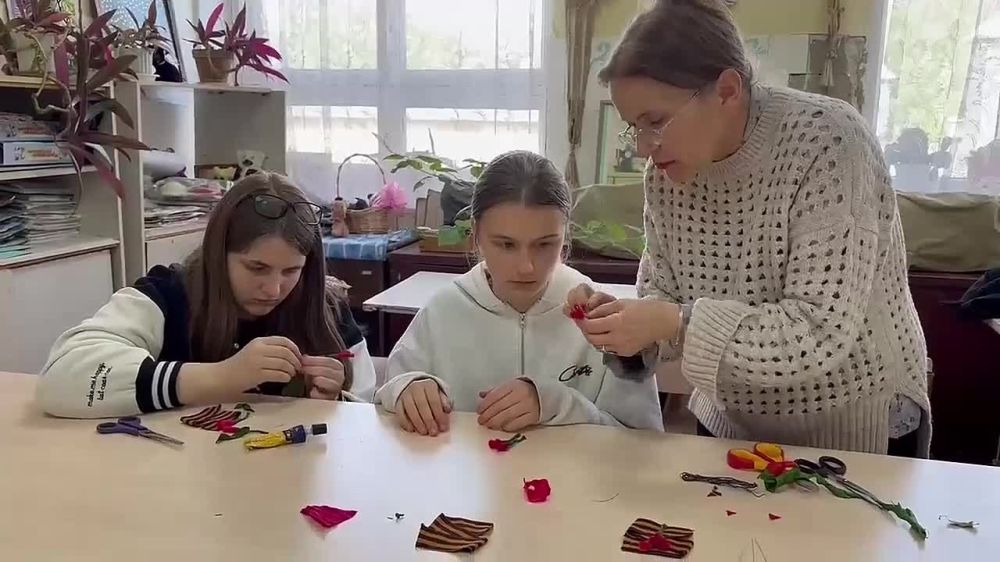 Школьники Ставрополья и Стаханова провели мастер-классы по изготовлению символов ко Дню Победы