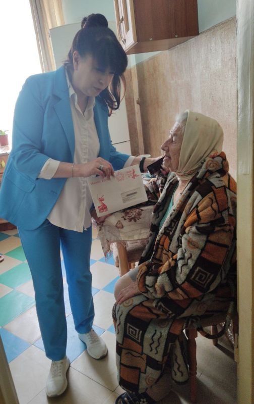 От лица местного отделения партии "ЕДИНАЯ РОССИЯ" и от себя лично поздравила с наступающим праздником Днем Победы заслуженного ветерана труда Боровскую Зинаиду Антоновну