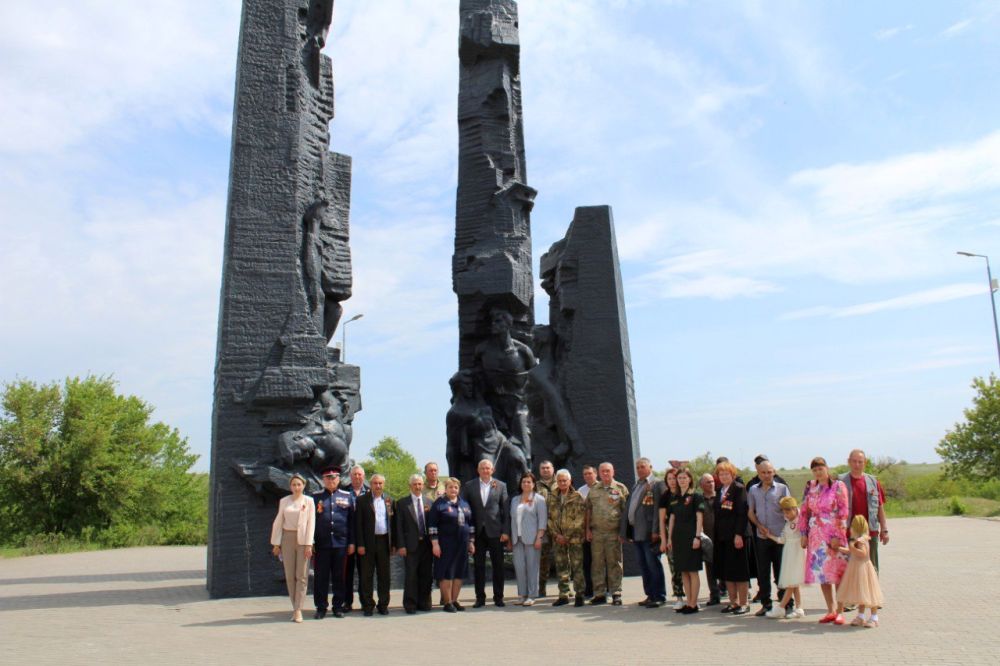 В городе Краснодоне на месте высадки тополя Победы состоялся Патриотический митинг, посвященный празднованию 80-й годовщины Победы в Великой Отечественно войне