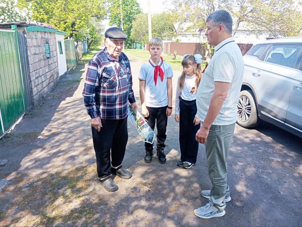 В преддверии Великого праздника 80-летия Победы в Великой Отечественной войне сотрудники отдела жизнеобеспечения пгт Пролетарский совместно с учениками учебно-воспитательного