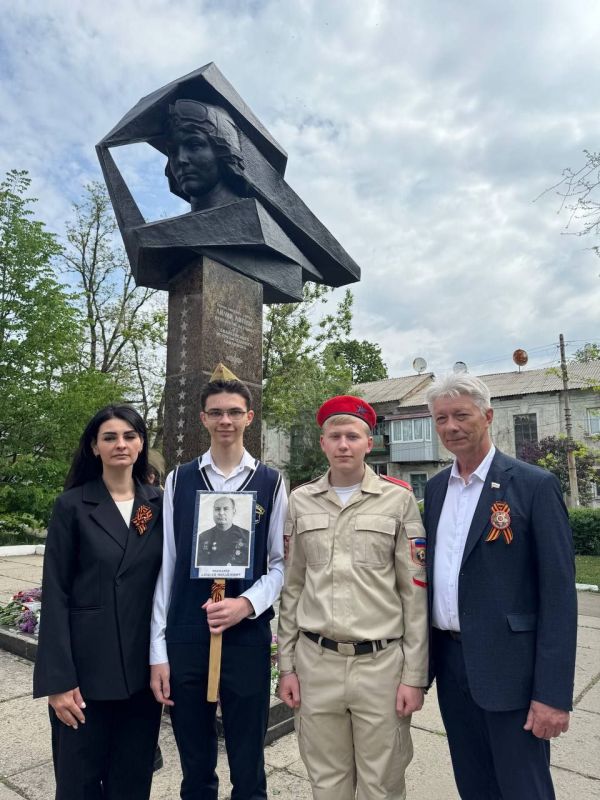 Память сильнее времени!. Сегодня вместе с моим помощником Ольгой Анатольевной Халецкой мы приняли участие в торжественном митинге, посвящённом 80-летию Великой Победы, который прошёл в ГБОУ ЛНР "КГ №1 им. Лилии Литвяк"