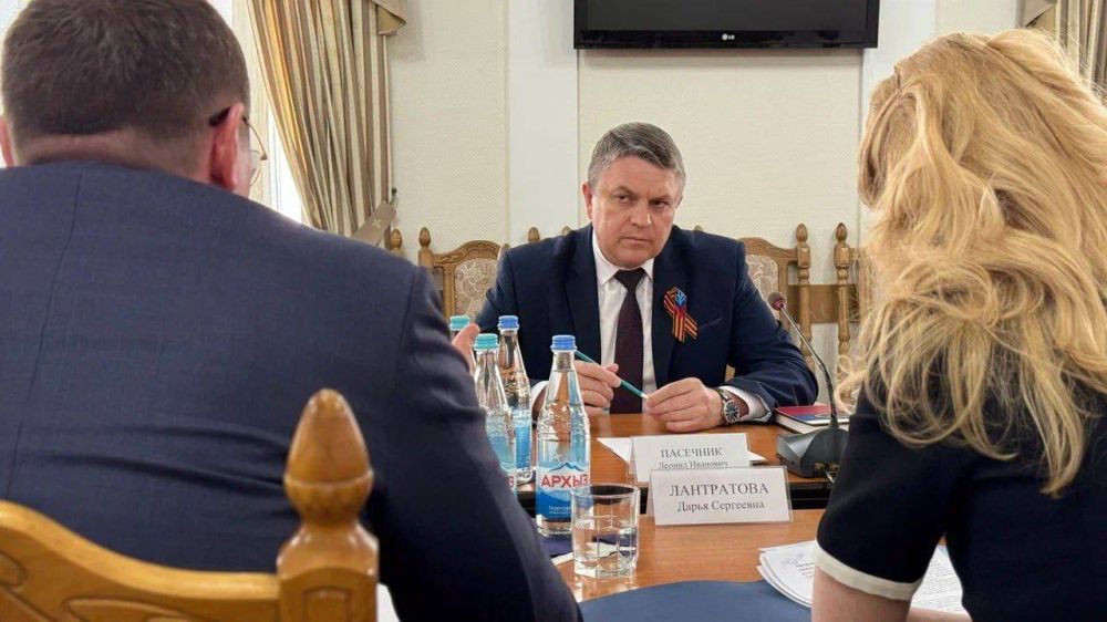 Леонид Пасечник: Встретился с сенатором Совета Федерации от ЛНР Дарьей Лантратовой и гендиректором управляющей компании Южного горно-металлургического комплекса «Союзметаллсервис» Валерием Шериным