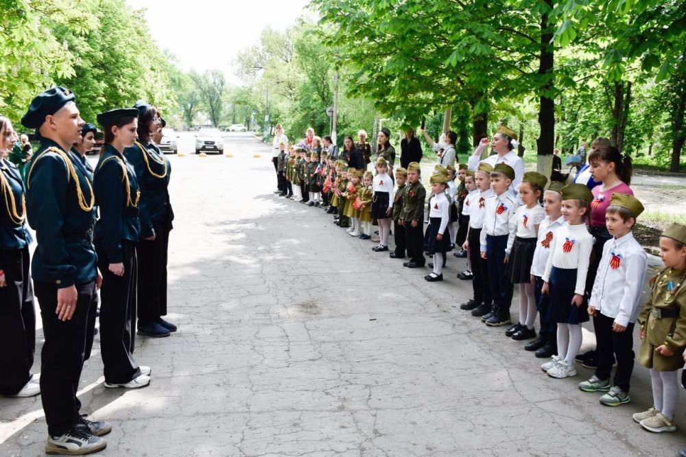 В преддверии 80-летия Великой Победы в Красном Луче состоялся праздник – фестиваль «Аты-баты, шли солдаты», в котором приняли участие самые маленькие жители города