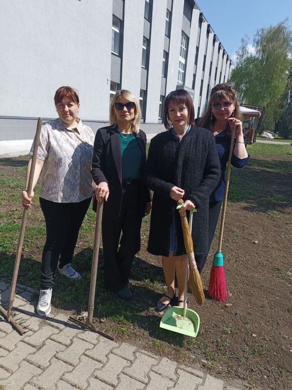 В канун празднования Победы в Великой Отечественной войне сотрудники отделения МФЦ ЛНР г. Свердловска и Свердловского района провели субботник на прилегающей к офису территории