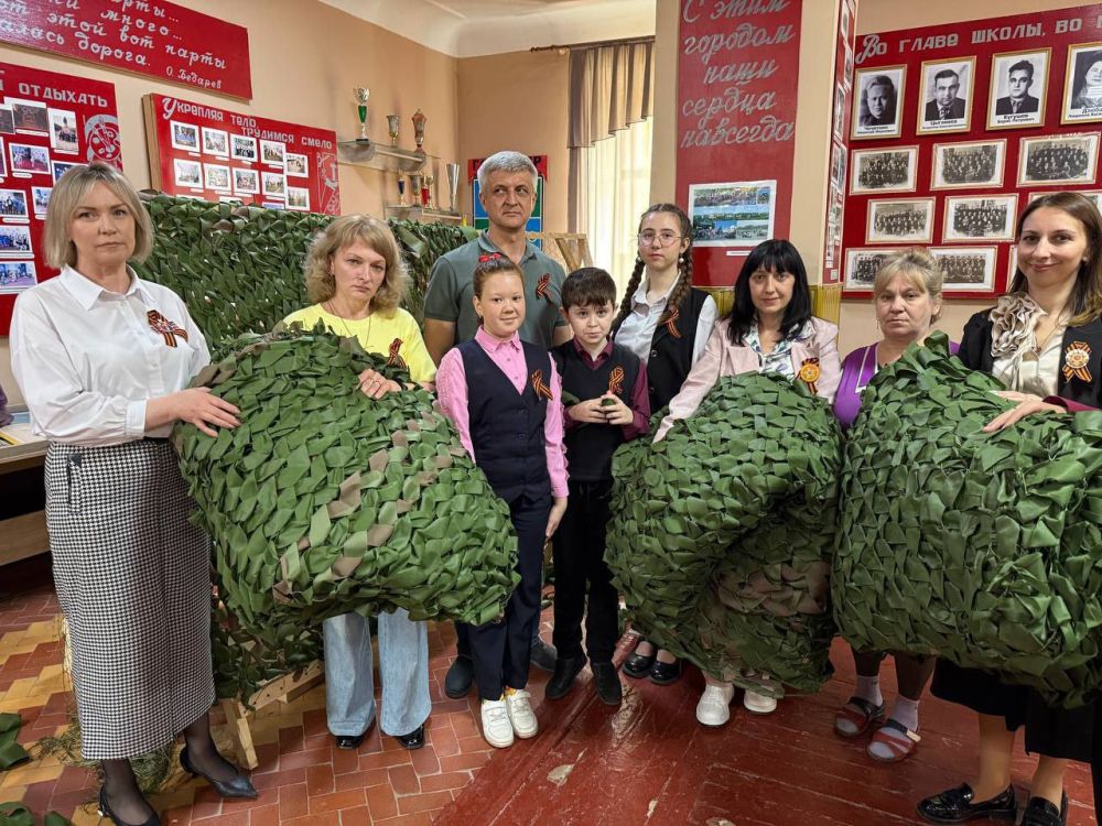 Сегодня Брянковскую специализированную школу №1 посетили уполномоченный представитель Брянской области Евгений Бобовский и председатель Совета городского округа город Брянка Наталья Волошина