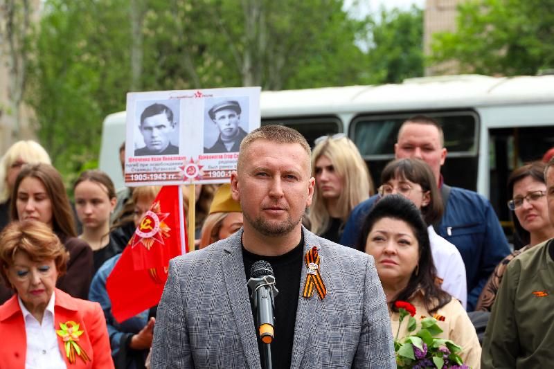 Денис Мирошниченко выступил на митинге-реквиеме, посвященном 80-й годовщине Победы в Великой Отечественной войне