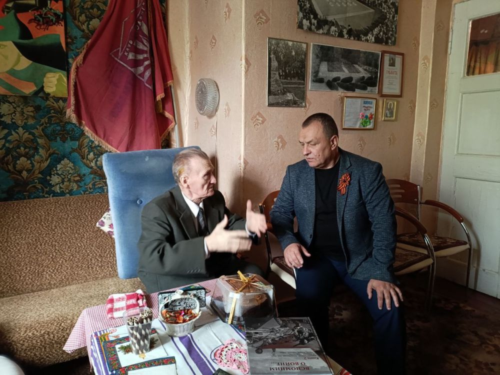 В преддверии празднования 80-летия Победы поздравил с праздником почетного гражданина города Красный Луч, автора Мемориала партизанской славы «Партизанская стоянка», основателя патриотического клуба «Подвиг» Николая Романова