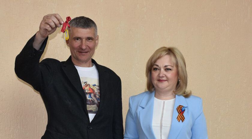 Семь алчевских семей получили служебные квартиры и маневренное жилье в новостройке