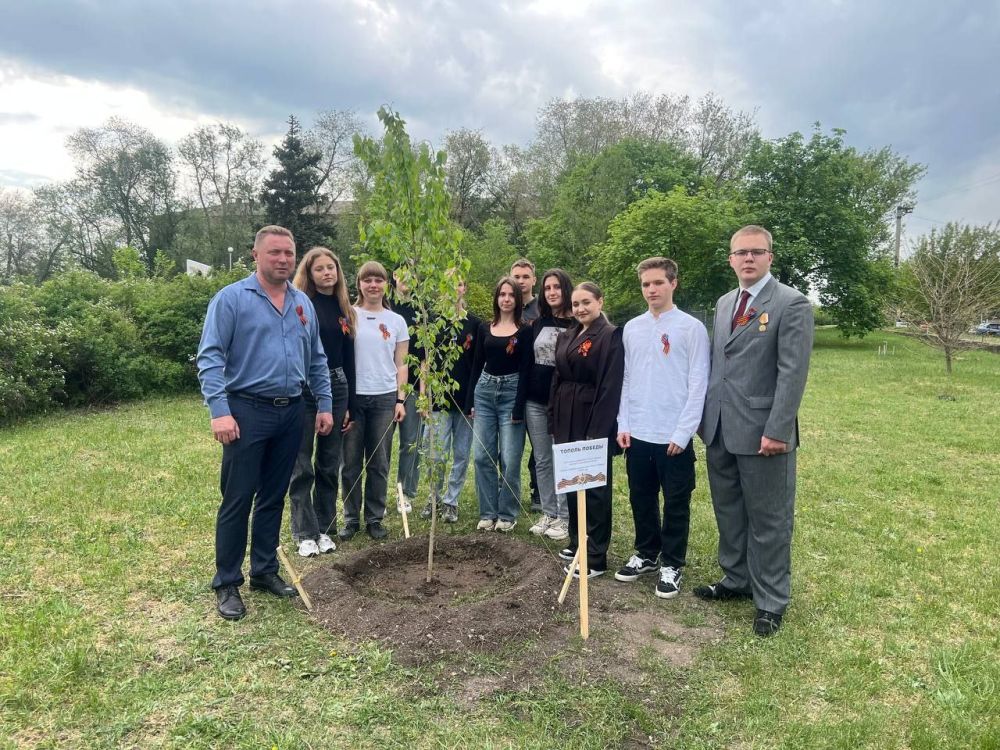 Гордимся нашими ребятами!. Молодёжный совет успешно присоединился к масштабной акции «Тополь Победы» в Сквере 9 мая!