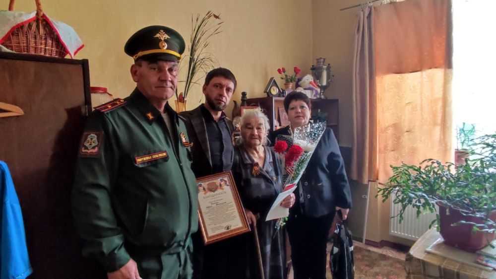 Ветераны получили поздравления к 9 мая в Молодогвардейске