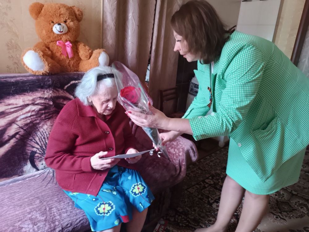 В Антрацитовском муниципальном округе продолжается вручение поздравительных писем от Президента Российской Федерации Владимира Путина к 80-летию Великой Победы