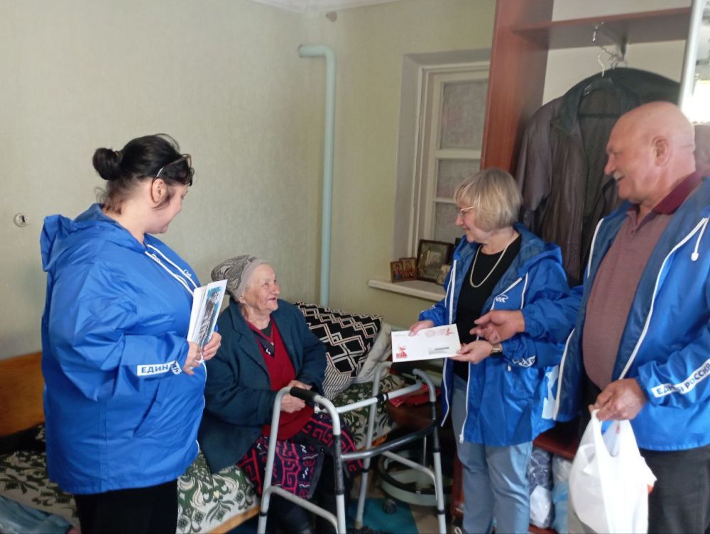 С наступающим праздником Великой Победы от партии "ЕДИНАЯ РОССИЯ" поздравил ветеранов и вручил им поздравительные письма от Президента Российской Федерации Владимира Путина